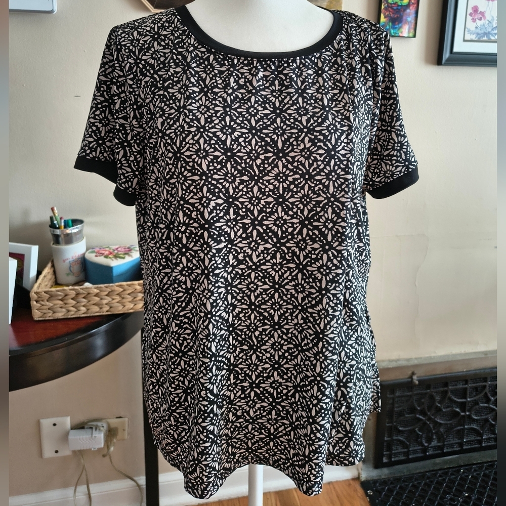 Anne Klein Black and White Geometric Short Sleeve Top
